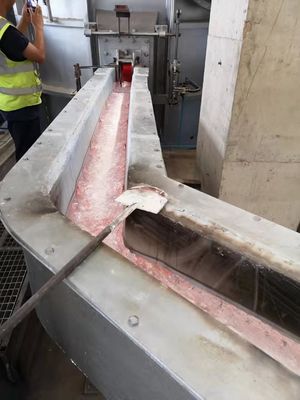 Lavare del metallo con il riscaldamento elettrico per la billetta che fonde in un casthouse di alluminio.