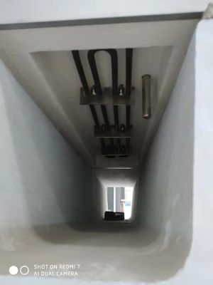 Lavare del metallo con il riscaldamento elettrico per la billetta che fonde in un casthouse di alluminio.