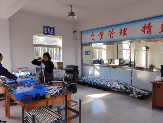 Sensore di temperatura del termocoppia con misurazione della tensione di Seebeck e giunzione di metalli diversi