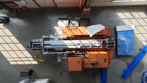 Veicolo per la manutenzione di forni completamente elettrici con controlli intelligenti per la pulizia sicura e l'iniezione di flusso rotante