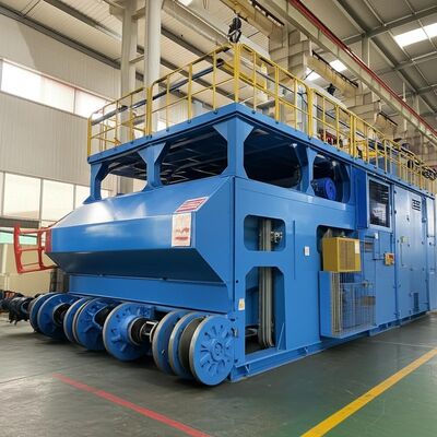 Veicolo di carico del forno con contenitori di rottami intercambiabili, sollevamento verticale e braccio telescopico per un carico efficiente