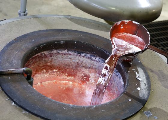 Forno elettrico grigio 2000KG per combustione completa di fusione di alluminio della tenuta